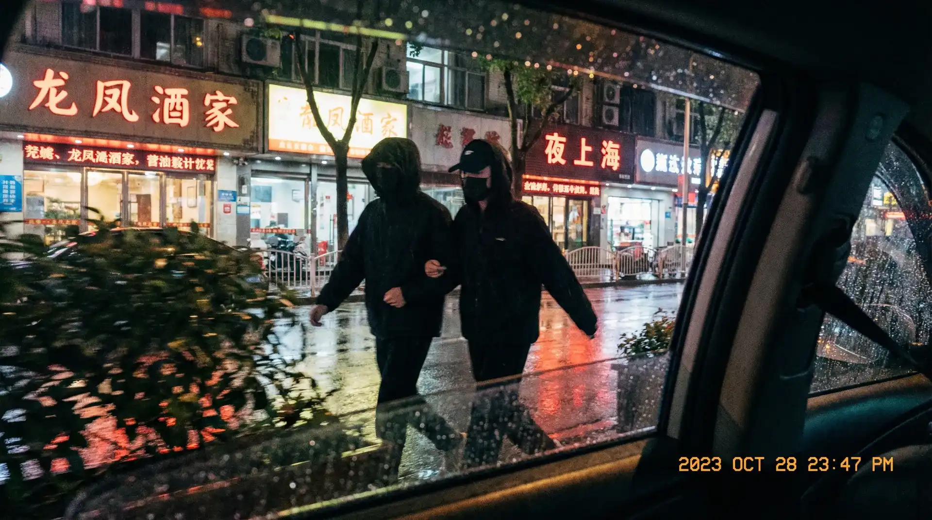 无颜之月动漫未删减版 - 顶流明星深夜密会现场抓拍照片